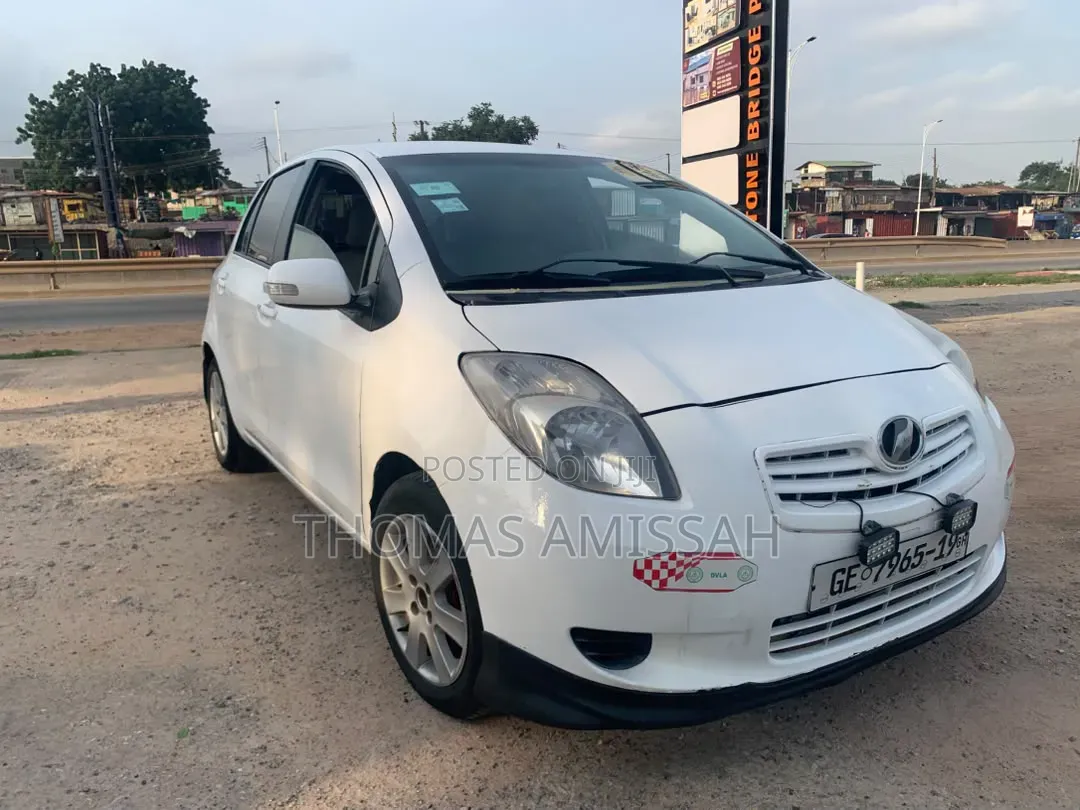 Toyota Vitz 2010 White