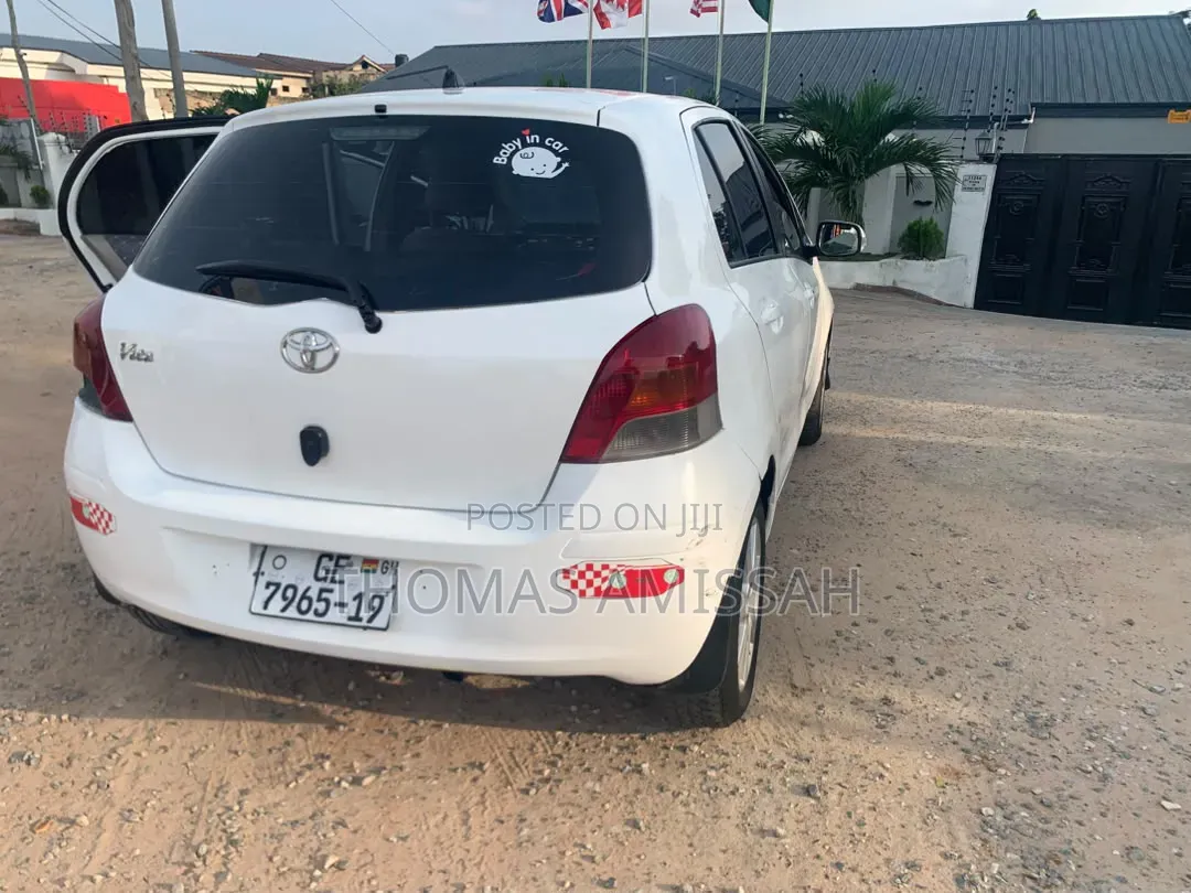 Toyota Vitz 2010 White