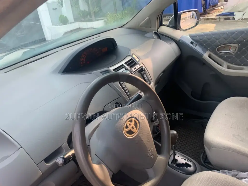 Toyota Vitz 2010 White