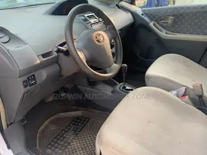 Toyota Vitz 2010 White