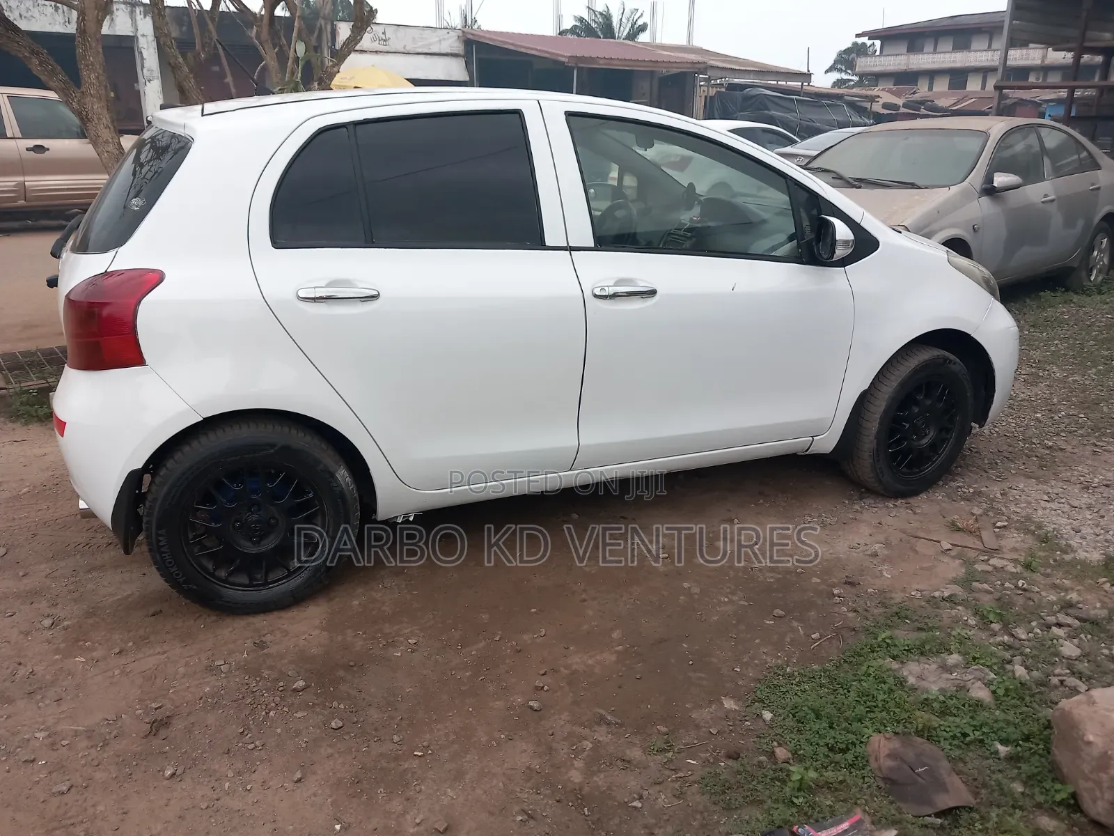 Toyota Vitz 2010 White
