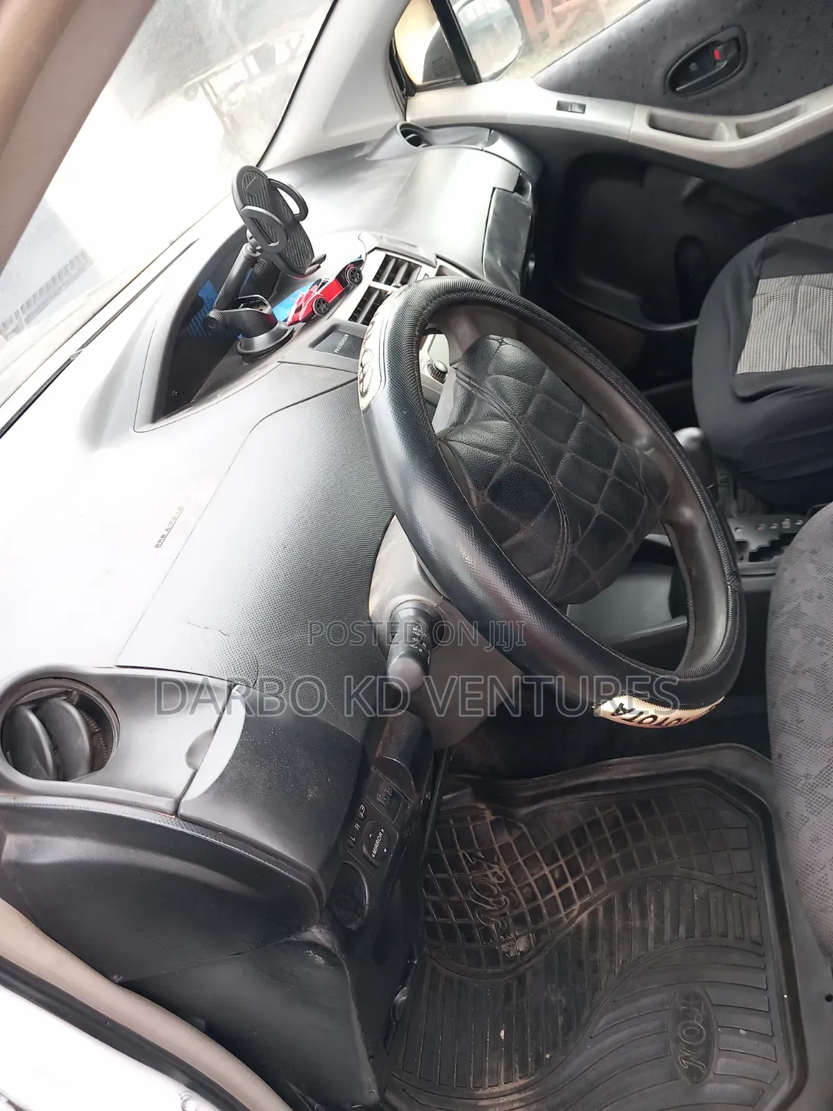 Toyota Vitz 2010 White