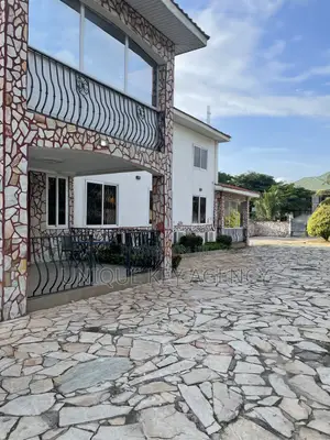 8 Bedroom Office Complex in North Ridge