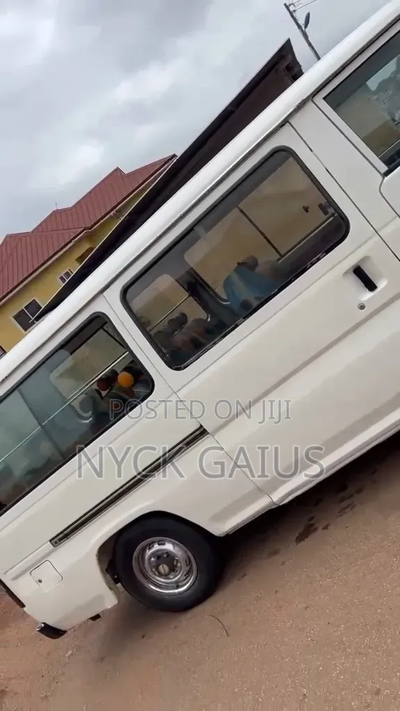 Nissan Caravan (Urvan) 1999 White