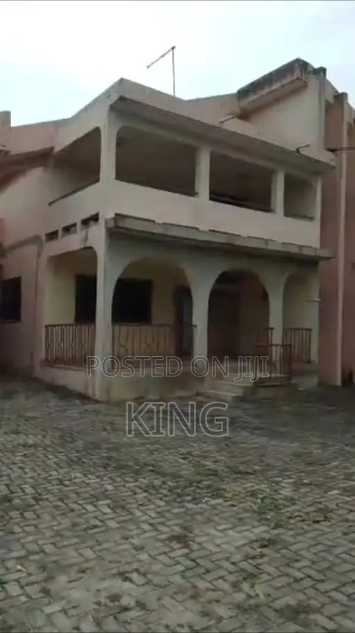 8bdrm Apartment in Ofankor for rent