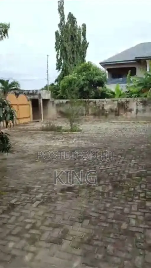 8bdrm Apartment in Ofankor for rent