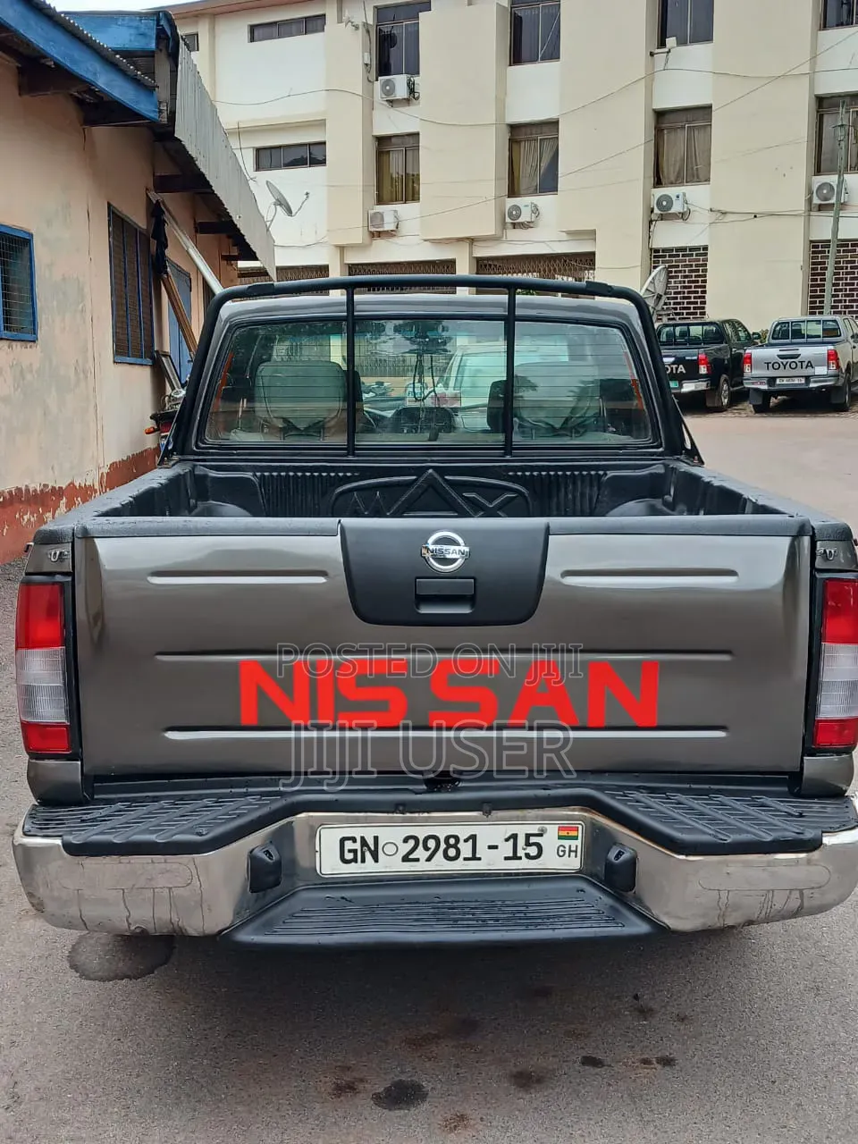 Nissan Hardbody 2015 Gray