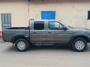 Nissan Hardbody 2015 Gray