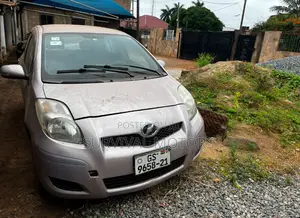 Toyota Vitz 1.0 FWD 3dr 2010 Gray