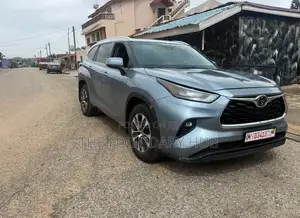 Toyota Highlander XLE AWD 2023 Pearl