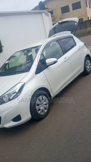 Toyota Vitz 1.3 AWD 5dr 2014 White