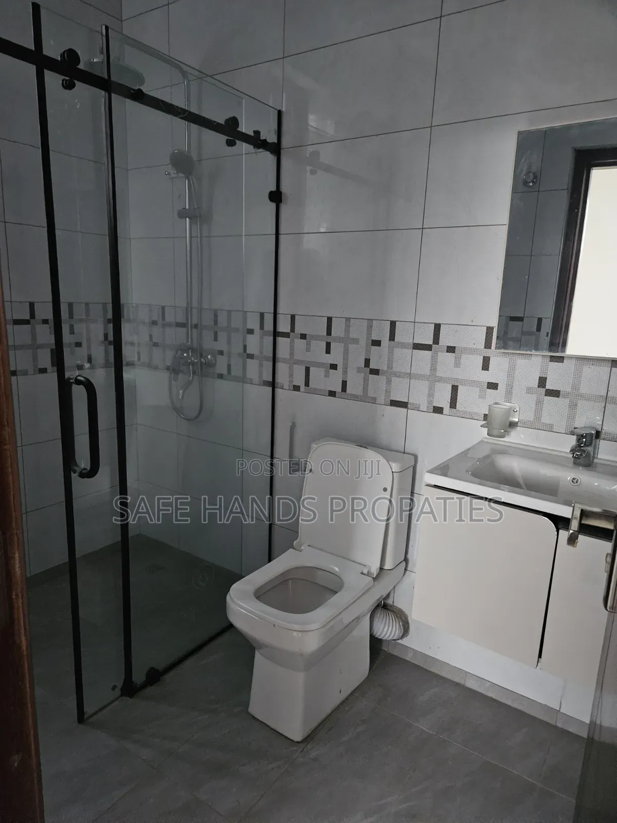 4bdrm Duplex in Accra Metropolitan for sale