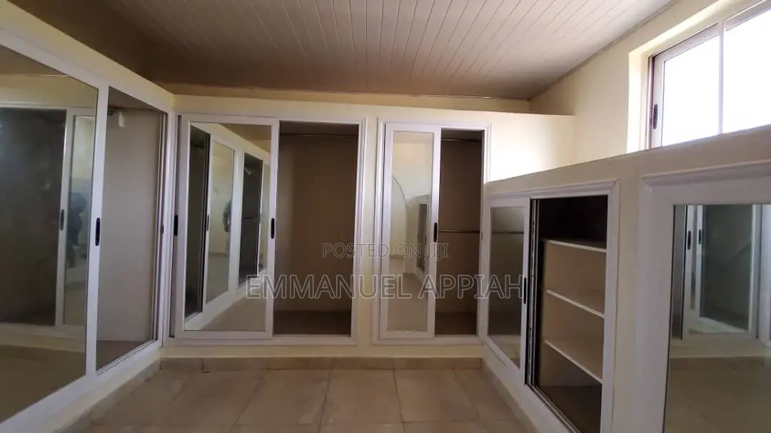 8bdrm House in Labone for rent