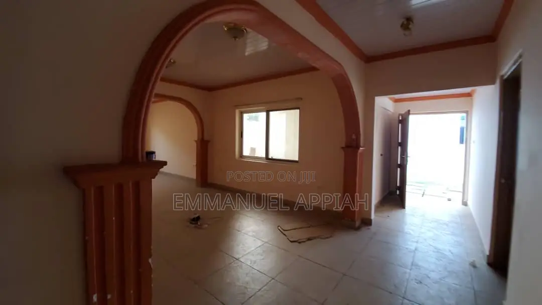 8bdrm House in Labone for rent