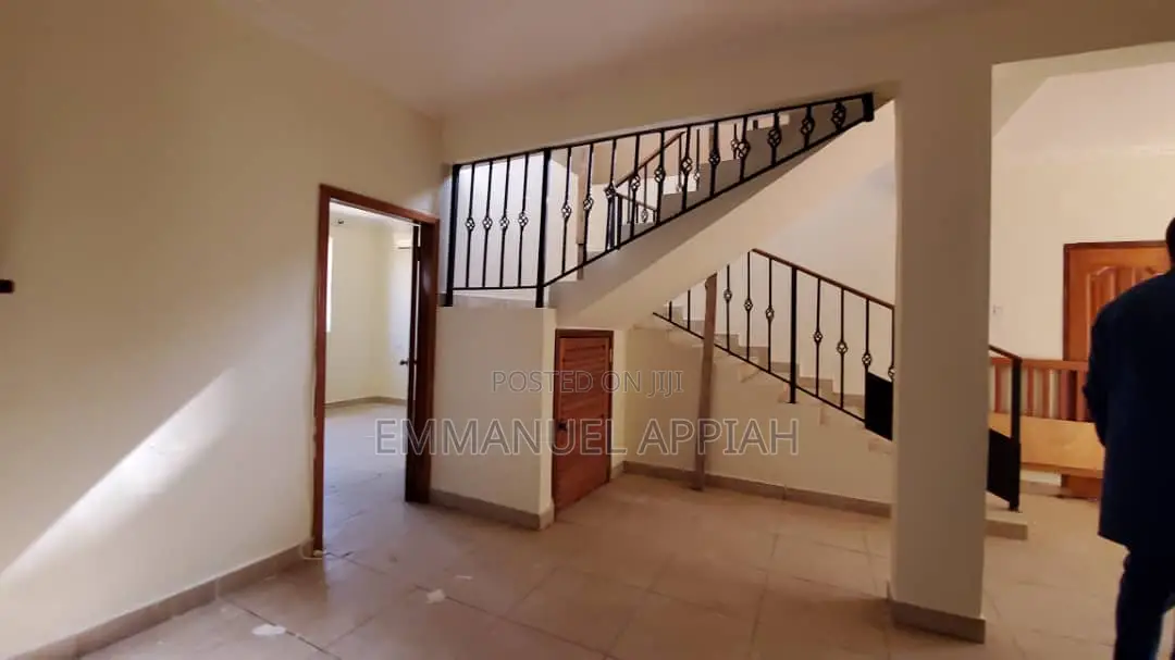 8bdrm House in Labone for rent