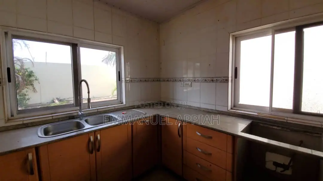 8bdrm House in Labone for rent