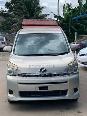 Toyota Voxy 2011 Silver