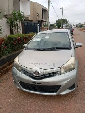 Toyota Vitz 2012 Silver