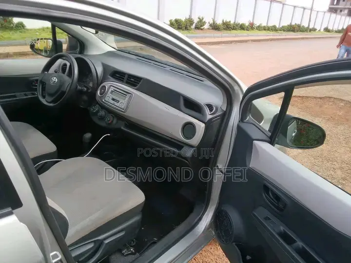 Toyota Vitz 2012 Silver