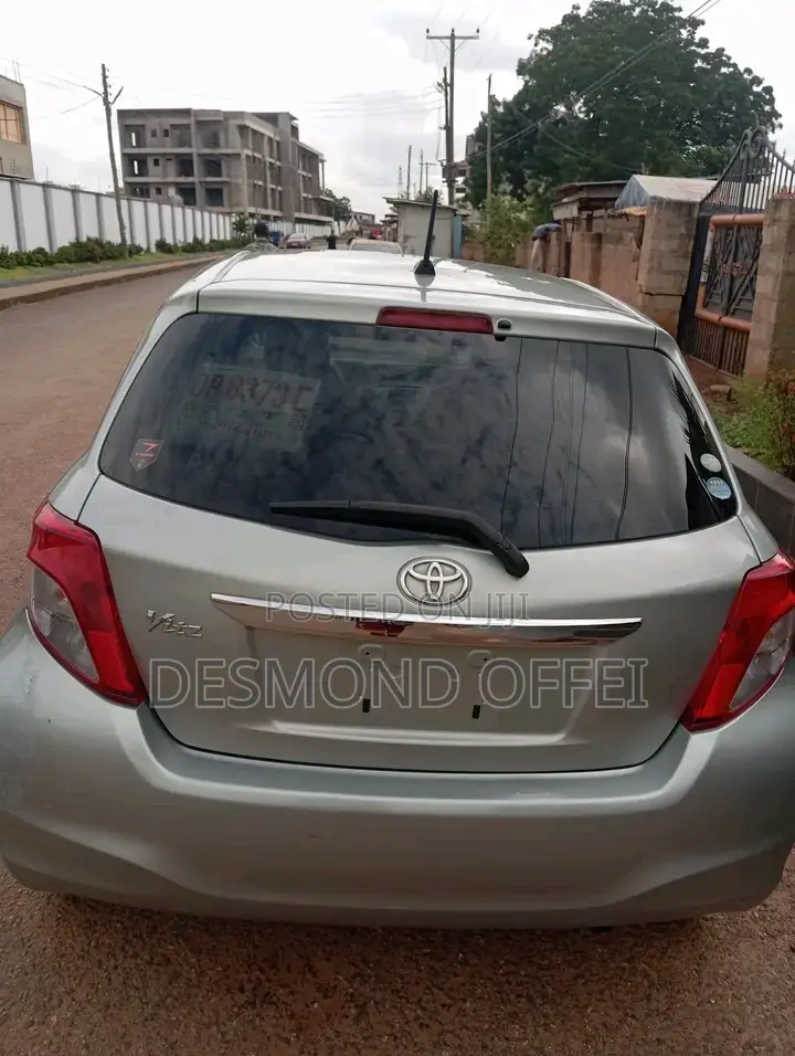 Toyota Vitz 2012 Silver