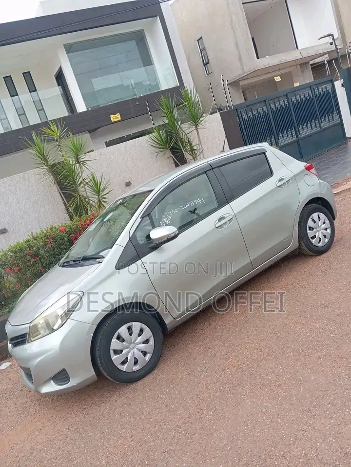 Toyota Vitz 2012 Silver