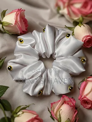 Scrunchie by Dina