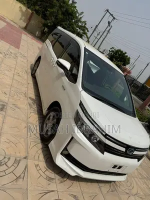 Toyota Voxy Hybrid V 2WD 7-Seater 2014 White