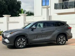 Toyota Highlander XLE 2022 Silver