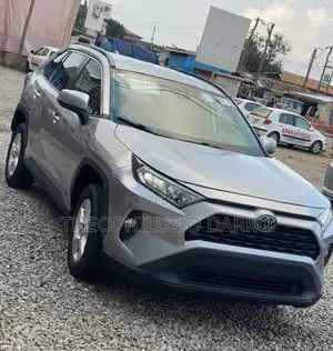 Toyota RAV4 XLE 2022 Silver