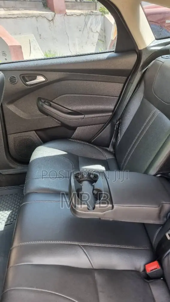 Ford Focus SE Sedan FWD (2.0L 4cyl 5M) 2013 Black