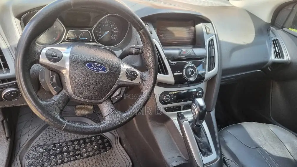 Ford Focus SE Sedan FWD (2.0L 4cyl 5M) 2013 Black