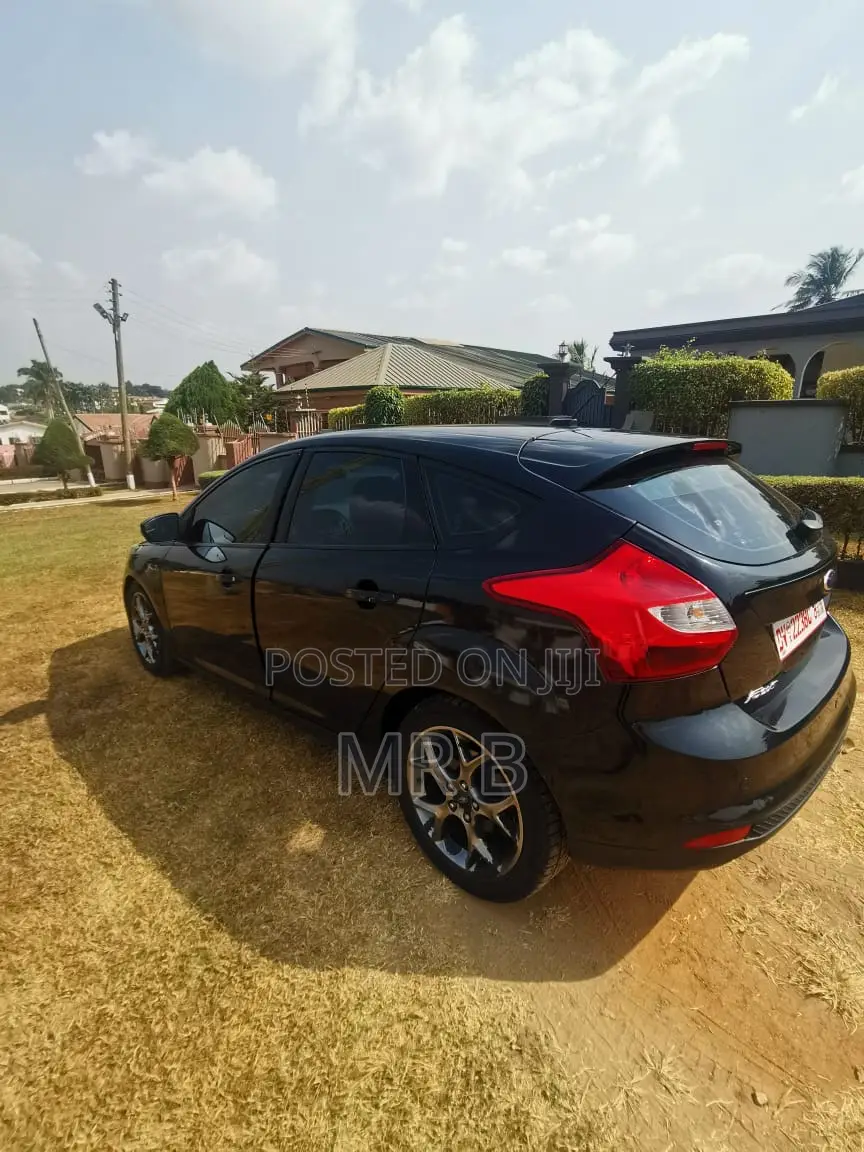 Ford Focus SE Sedan FWD (2.0L 4cyl 5M) 2013 Black