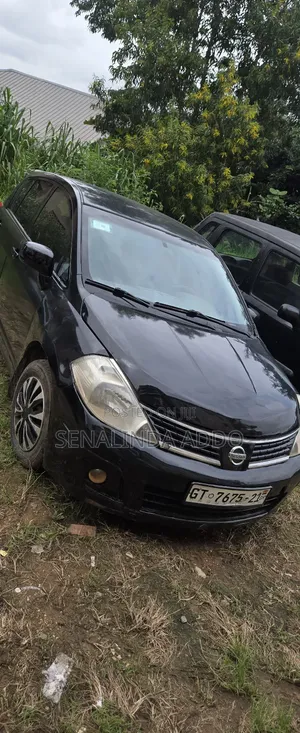 Nissan Versa 1.8 SL Hatchback 2010 Black