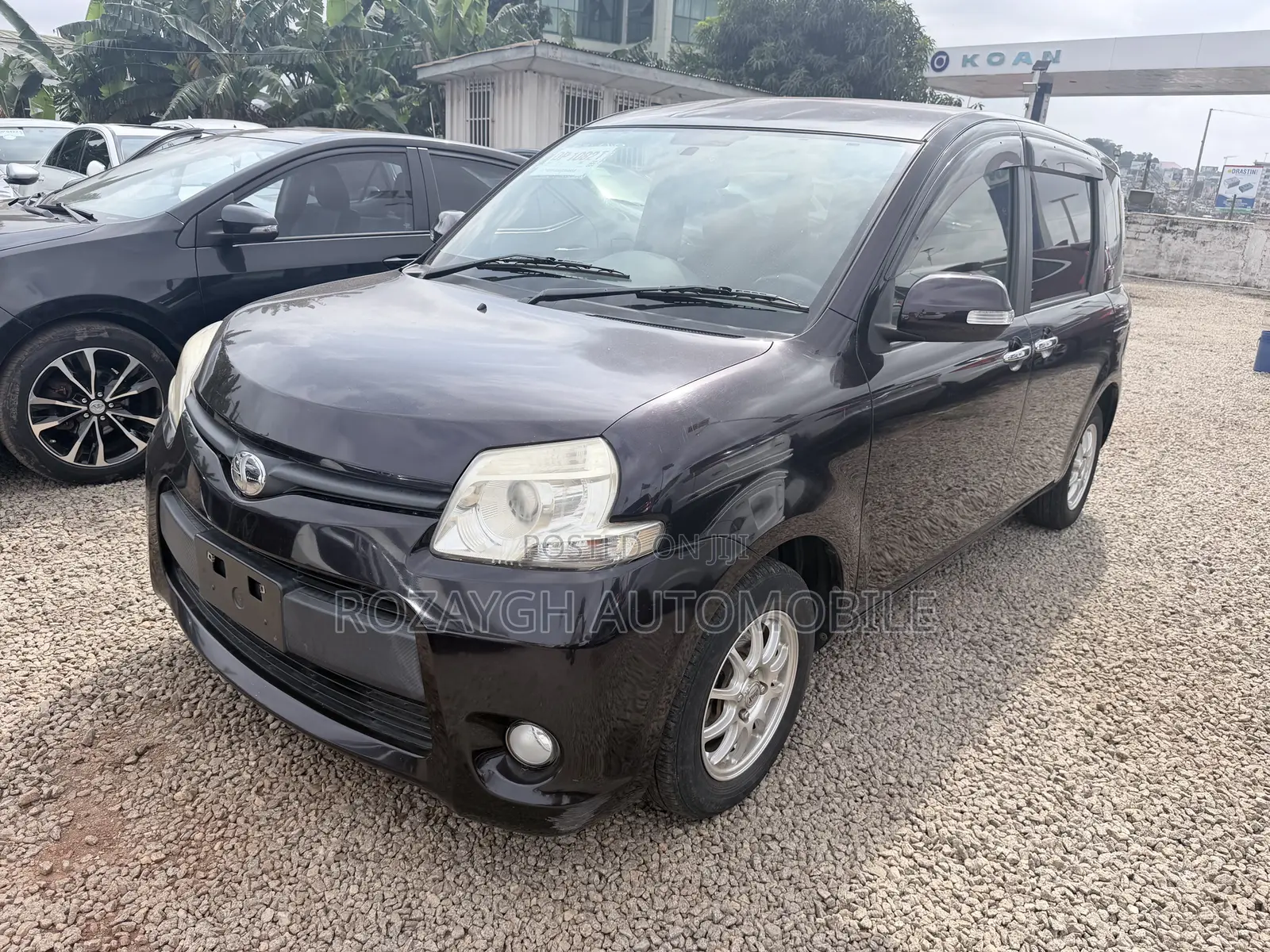 Toyota Sienta 2013 Brown