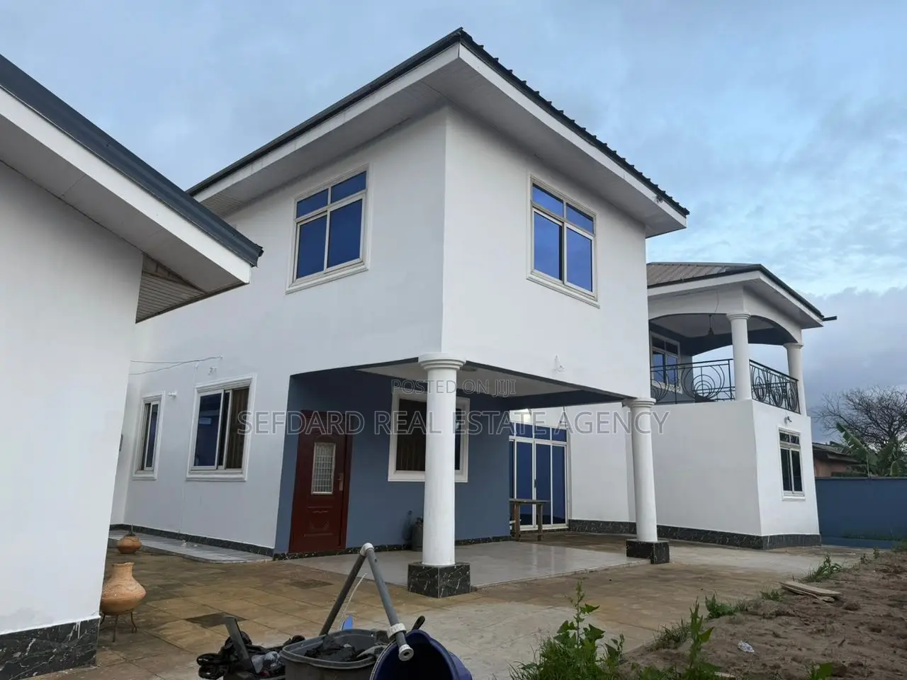 8bdrm House in Sefdard Properties, Haatso for sale