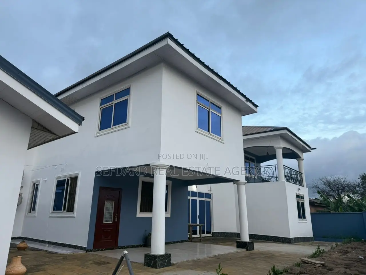 8bdrm House in Sefdard Properties, Haatso for sale