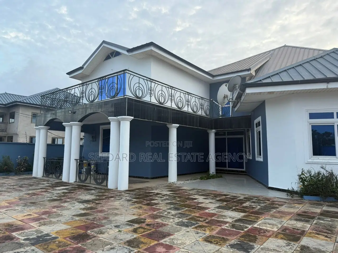 8bdrm House in Sefdard Properties, Haatso for sale