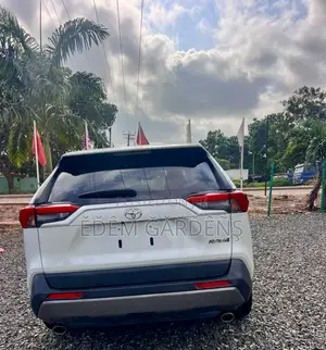 Toyota RAV4 2021 White
