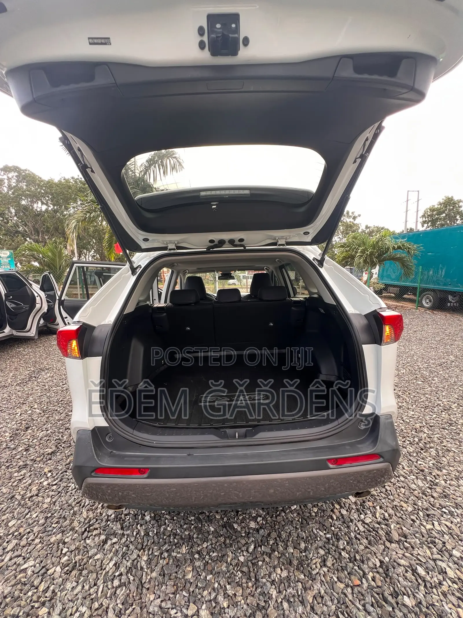 Toyota RAV4 2021 White