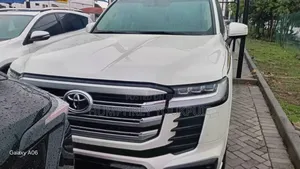 Toyota Land Cruiser 2022 White