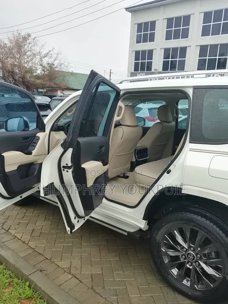 Toyota Land Cruiser 2022 White