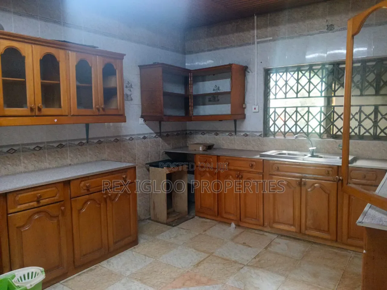 8bdrm House in Adjinganor, East, Accra Metropolitan for rent