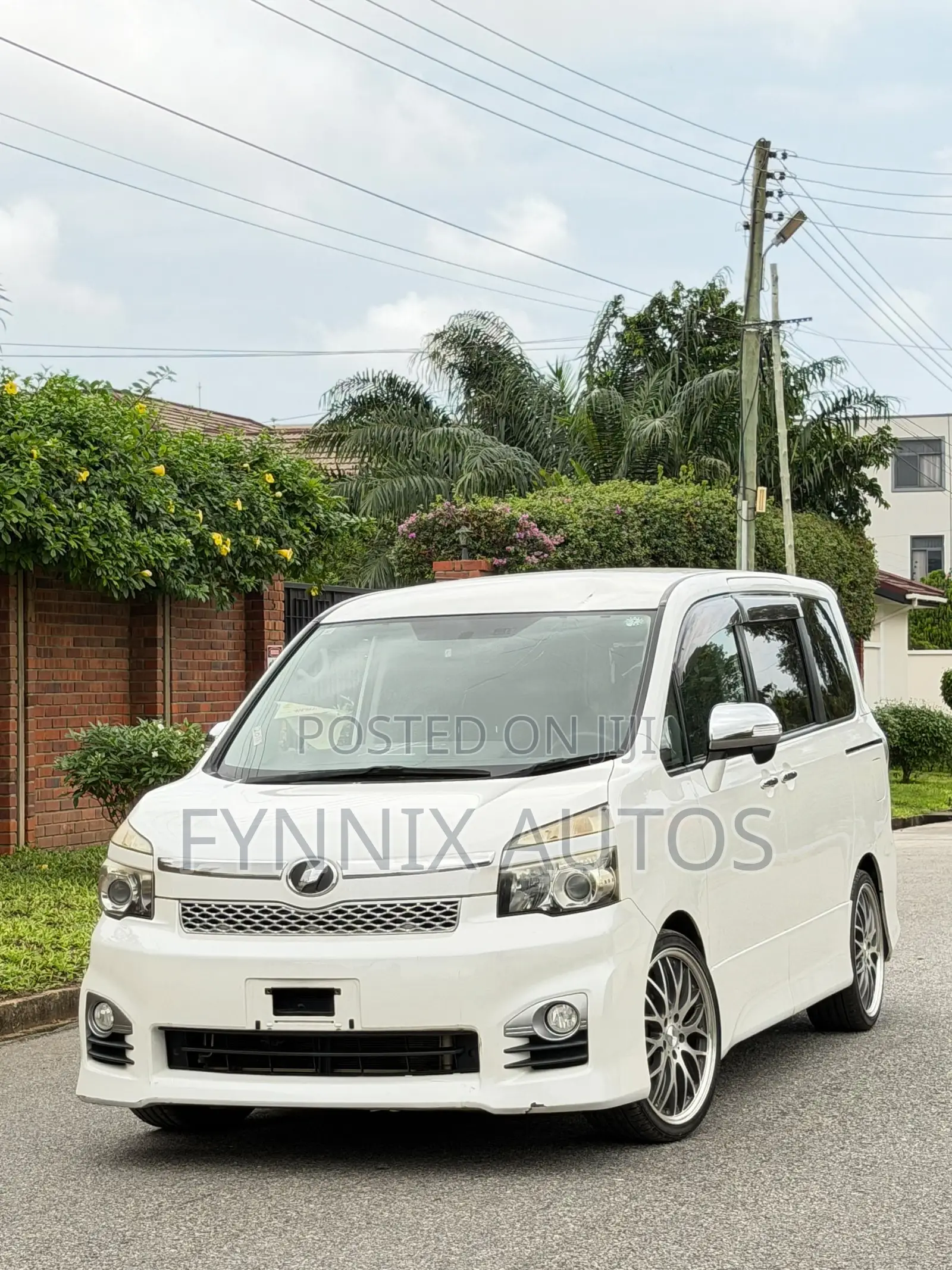 Toyota Voxy V 4WD 7-Seater 2012 White