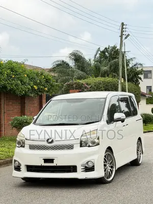 Toyota Voxy V 4WD 7-Seater 2012 White