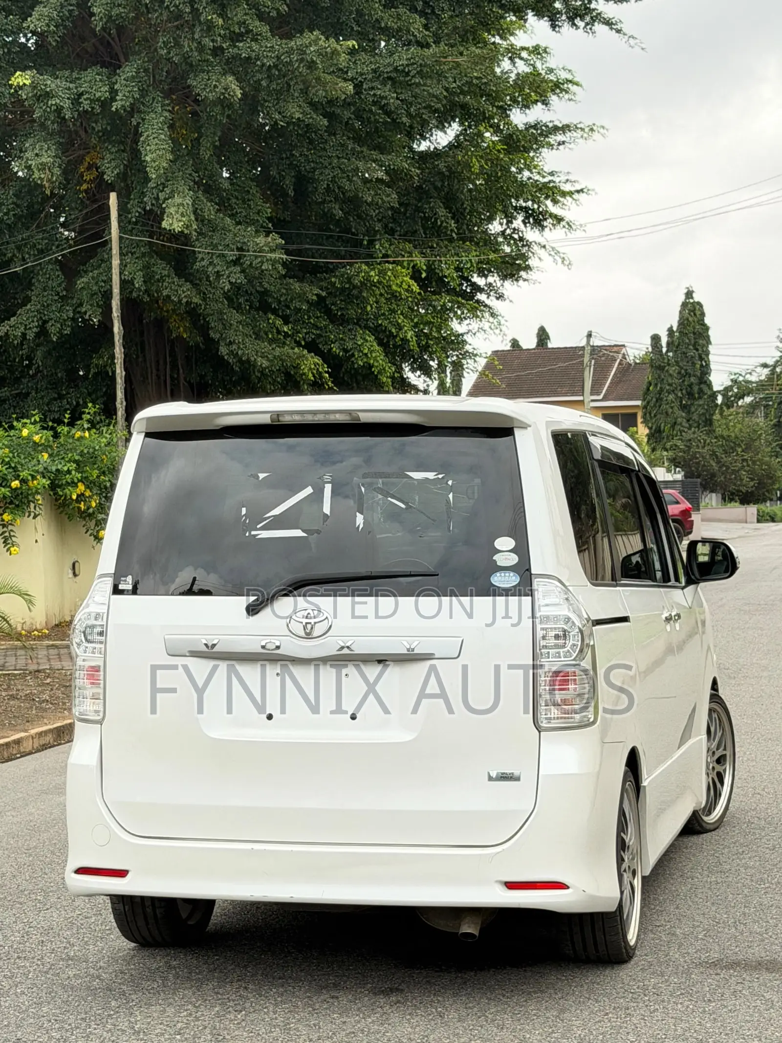Toyota Voxy V 4WD 7-Seater 2012 White
