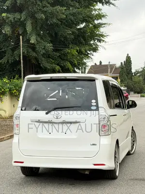 Toyota Voxy V 4WD 7-Seater 2012 White
