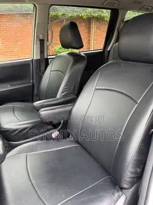 Toyota Voxy V 4WD 7-Seater 2012 White