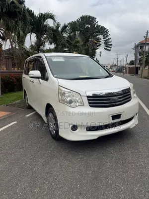 Toyota Noah 2.0 143hp AWD (8 Seater) 2011 White