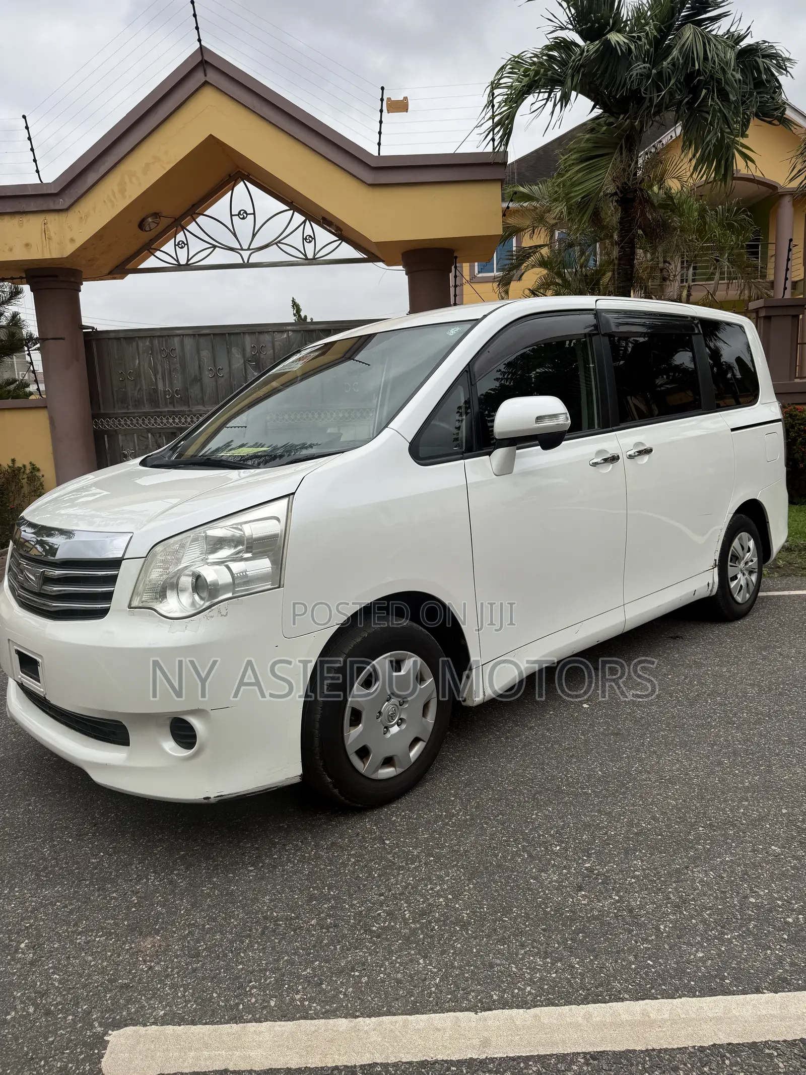 Toyota Noah 2.0 143hp AWD (8 Seater) 2011 White