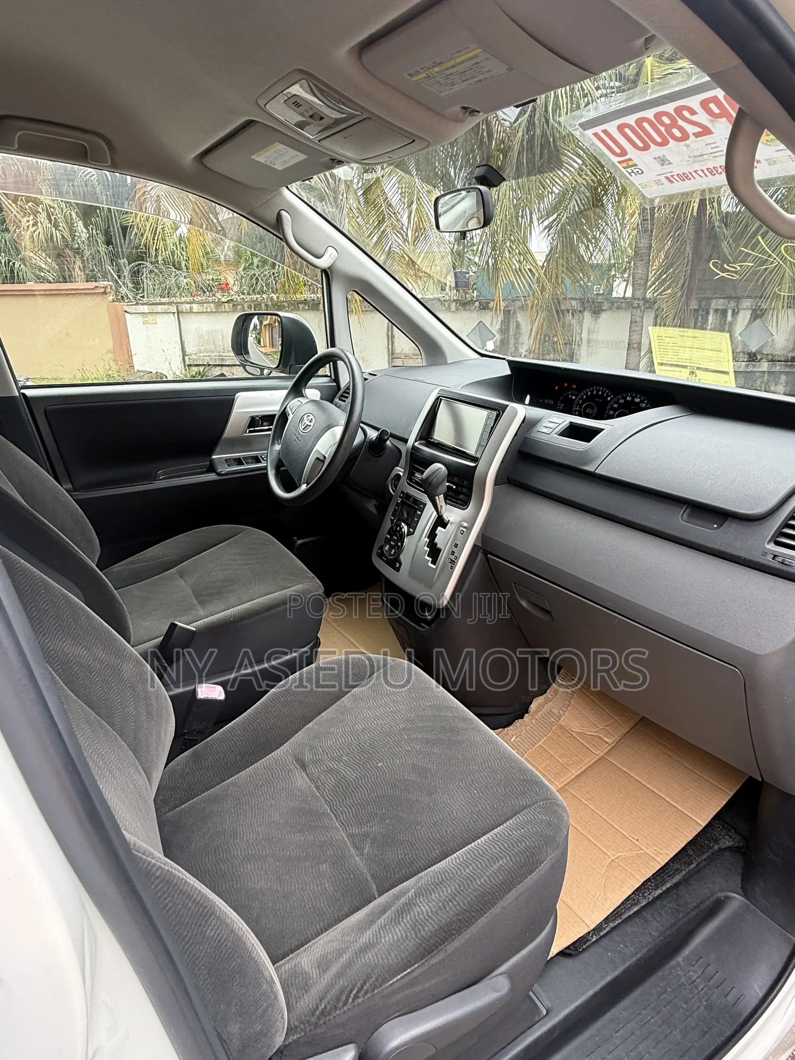 Toyota Noah 2.0 143hp AWD (8 Seater) 2011 White